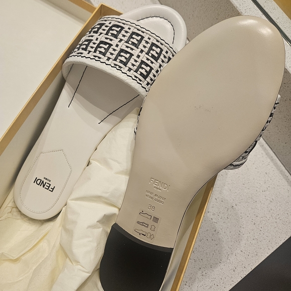 Fendi Women's Black and White Slide Sandals - Picture 3 of 8